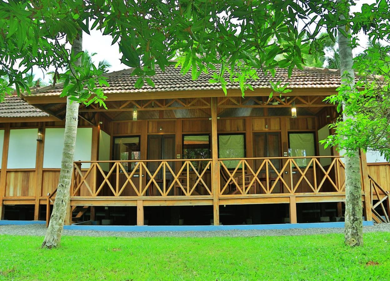 Estuary Sarovar Premiere Poovar Island Dış mekan fotoğraf